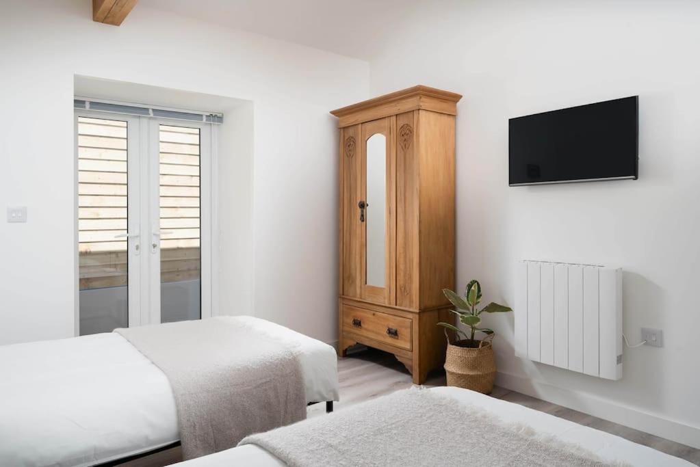 Meadow View Barn, Rural St Ives, Cornwall. Brand New 2 Bedroom Idyllic Contemporary With Log Burner. Holiday home *