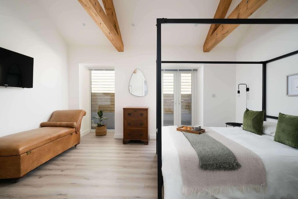 Meadow View Barn, Rural St Ives, Cornwall. Brand New 2 Bedroom Idyllic Contemporary With Log Burner. Holiday home