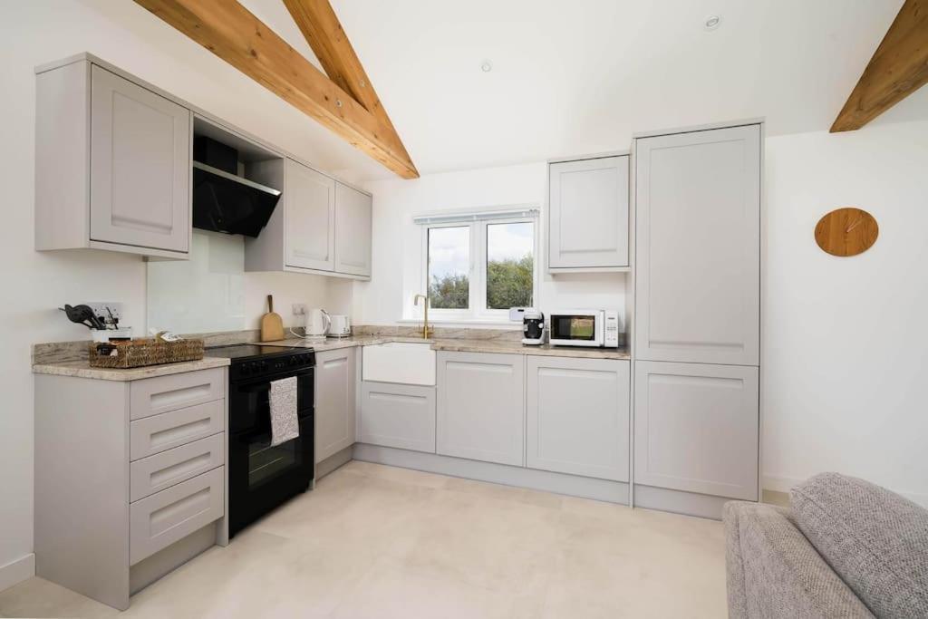 Meadow View Barn, Rural St Ives, Cornwall. Brand New 2 Bedroom Idyllic Contemporary With Log Burner. Holiday home Nancledra